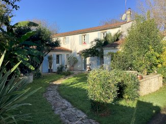 Maison centre ville 7 pièces + studio sur terrain 830 m² - Jonzac (17500)