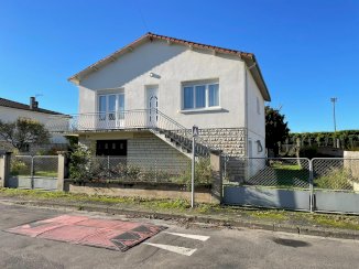 Maison lumineuse, 132 m² habitables, comprenant 7 pièces sur un terrain de 646 m² - Ruffec (16700)