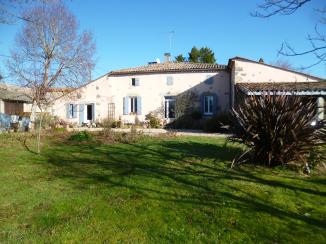 Maison de 240m², 4/5 chambres, dépendances, terrain de 2000m² - arbis (33760)