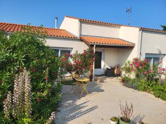Maison 4 chambres + bureau, piscine et terrain arboré 2400 m², à 15 mn du centre de Saintes - Thénac (17460)