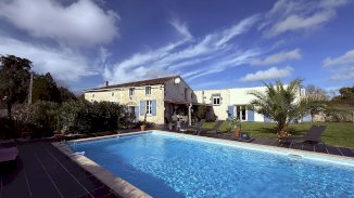 Ensemble immobilier : charentaise rénovée et appartement avec piscine chauffée - Clion (17240)