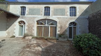 Maison atypique avec dépendances / Gros potentiel - Mansle-les-Fontaines (16230)