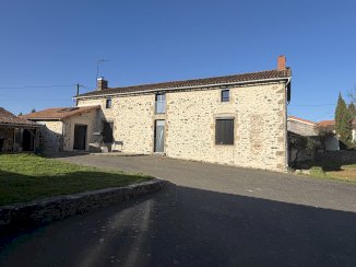 Maison rénové 227m2- 5 chambres avec grange avec terrain de 4196m2 entièrement clos - Courlay (79440)