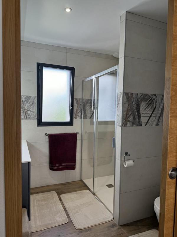Maison 137m² de plain-pied avec 3 chambres + garage + piscine à Périgny - Photo 10 - Périgny