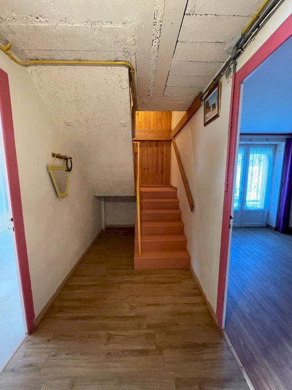 Maison lumineuse, 132 m² habitables, comprenant 7 pièces sur un terrain de 646 m² - Photo 10 - Ruffec