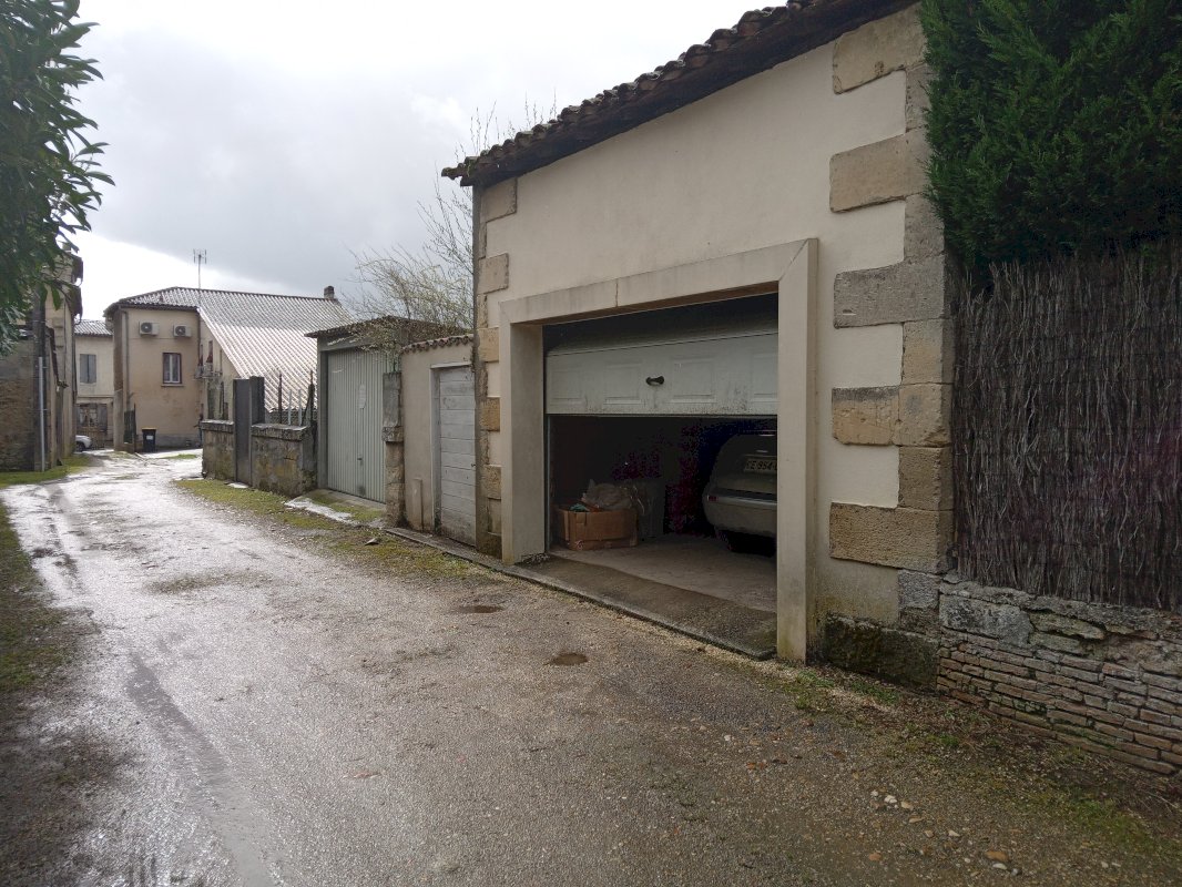 VD MAISON DE VILLAGE ATYPIQUE 185M2 + PISCINE + GARAGE - Photo 11 - Guîtres
