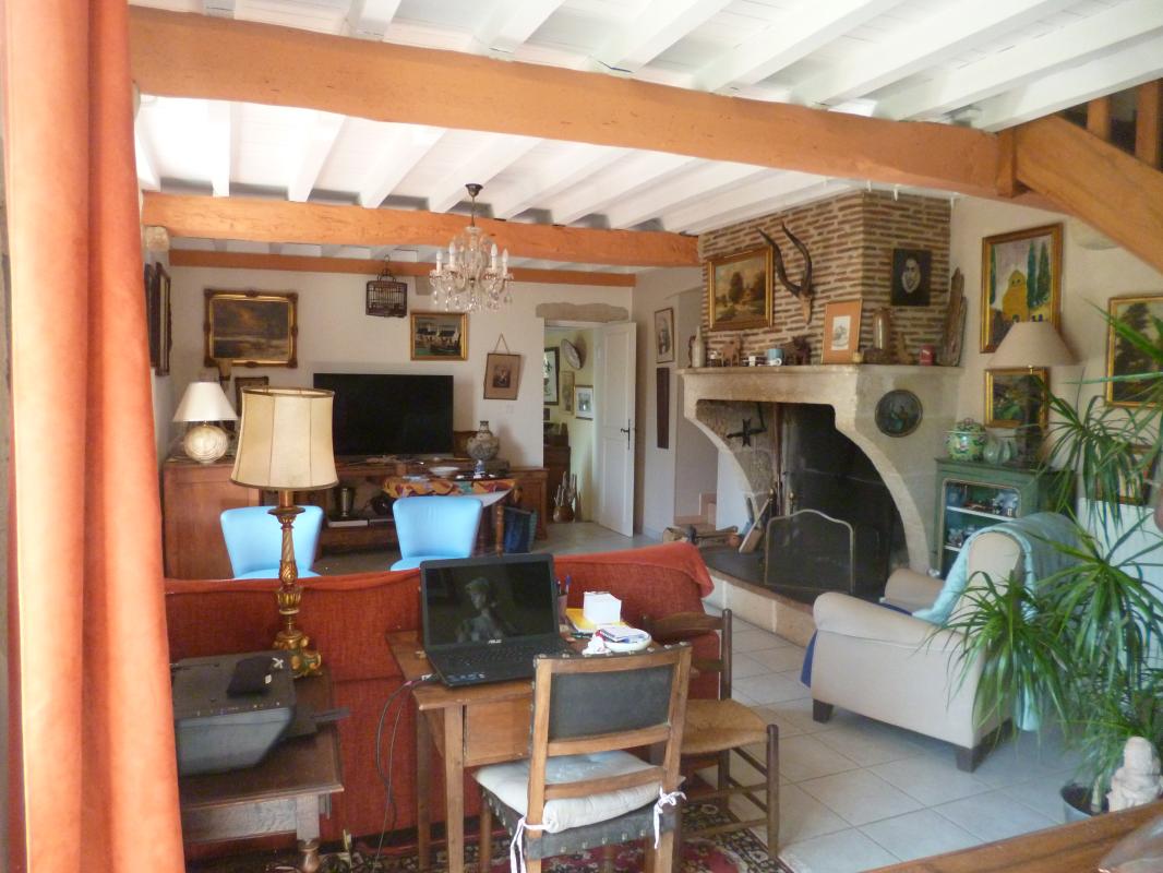 Maison de 240m², 4/5 chambres, dépendances, terrain de 2000m² - Photo 11 - arbis