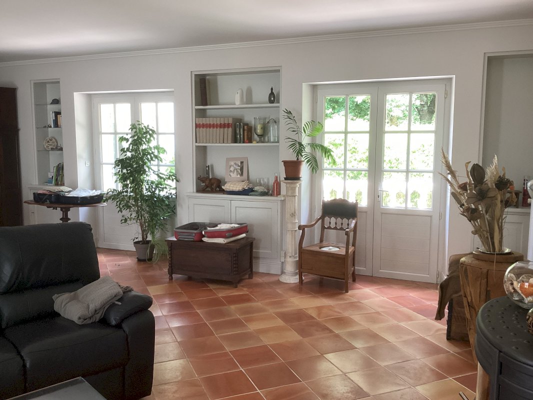 Maison centre ville 7 pièces + studio sur terrain 830 m² - Photo 12 - Jonzac