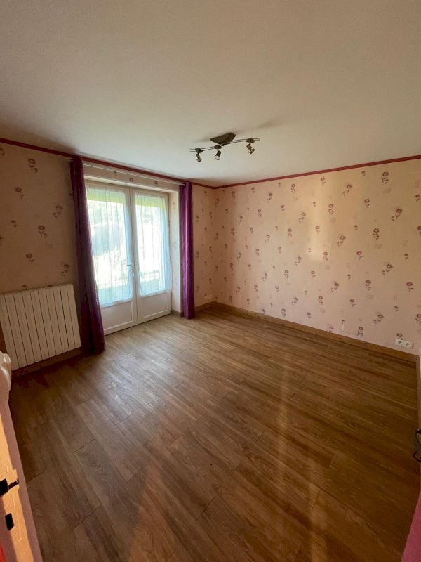 Maison lumineuse, 132 m² habitables, comprenant 7 pièces sur un terrain de 646 m² - Photo 12 - Ruffec