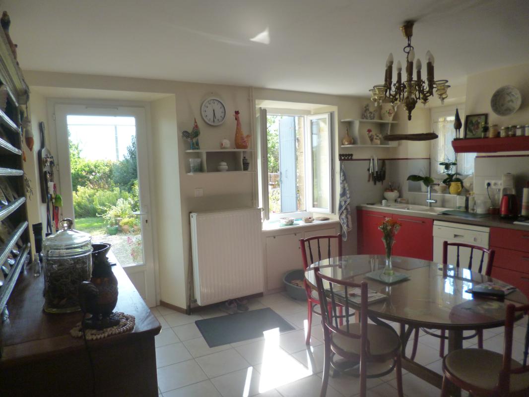 Maison de 240m², 4/5 chambres, dépendances, terrain de 2000m² - Photo 13 - arbis