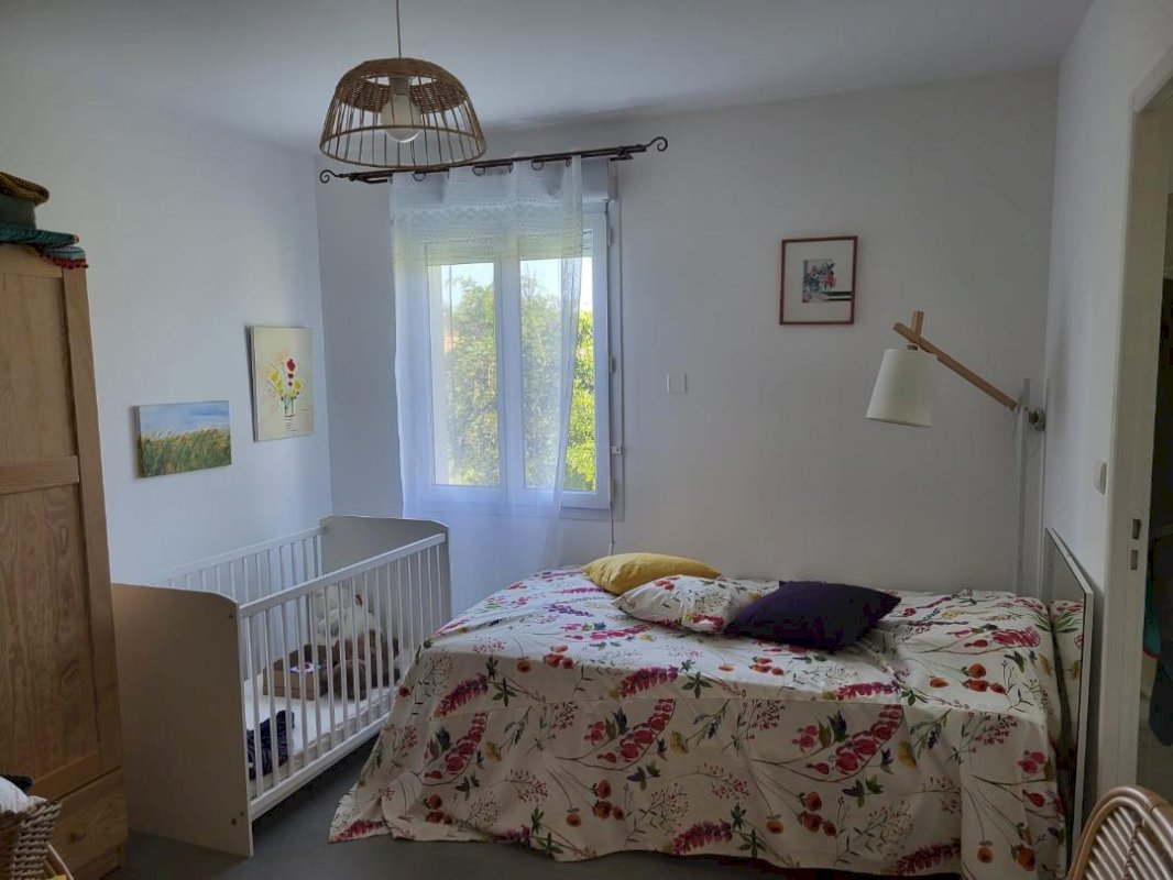 Maison 4 chambres + bureau, piscine et terrain arboré 2400 m², à 15 mn du centre de Saintes - Photo 14 - Thénac