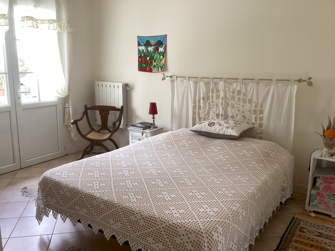 Maison centre ville 7 pièces + studio sur terrain 830 m² - Photo 15 - Jonzac
