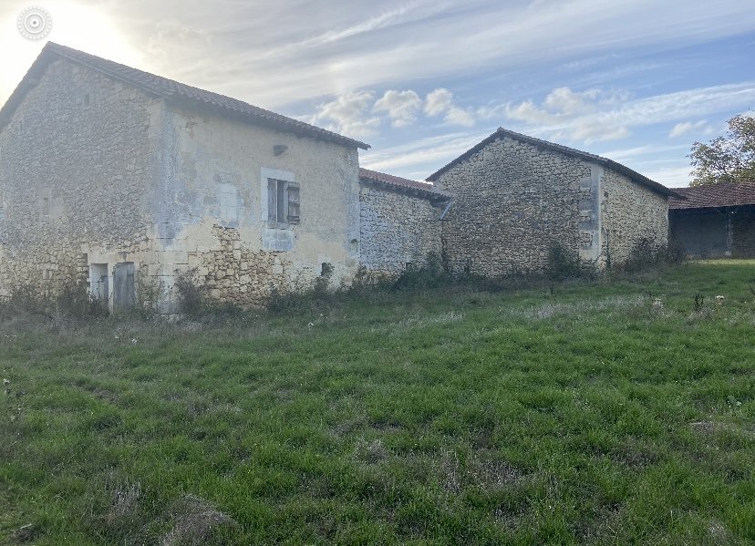Maison et granges en pierres - Photo 1 - Chapdeuil