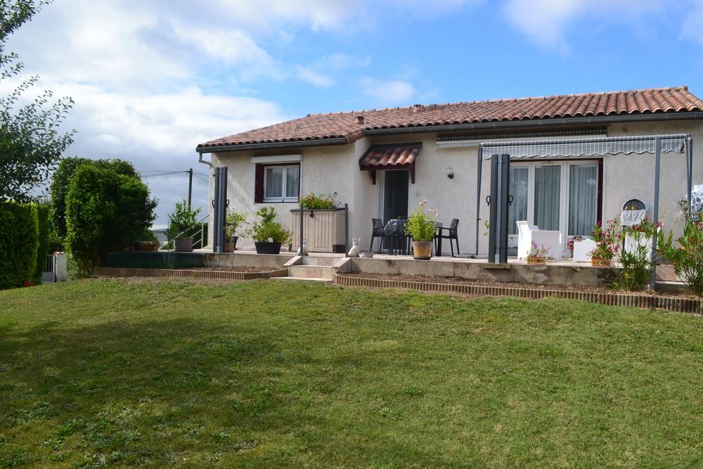 Maison de 175 m² - Photo 1 - Chambon