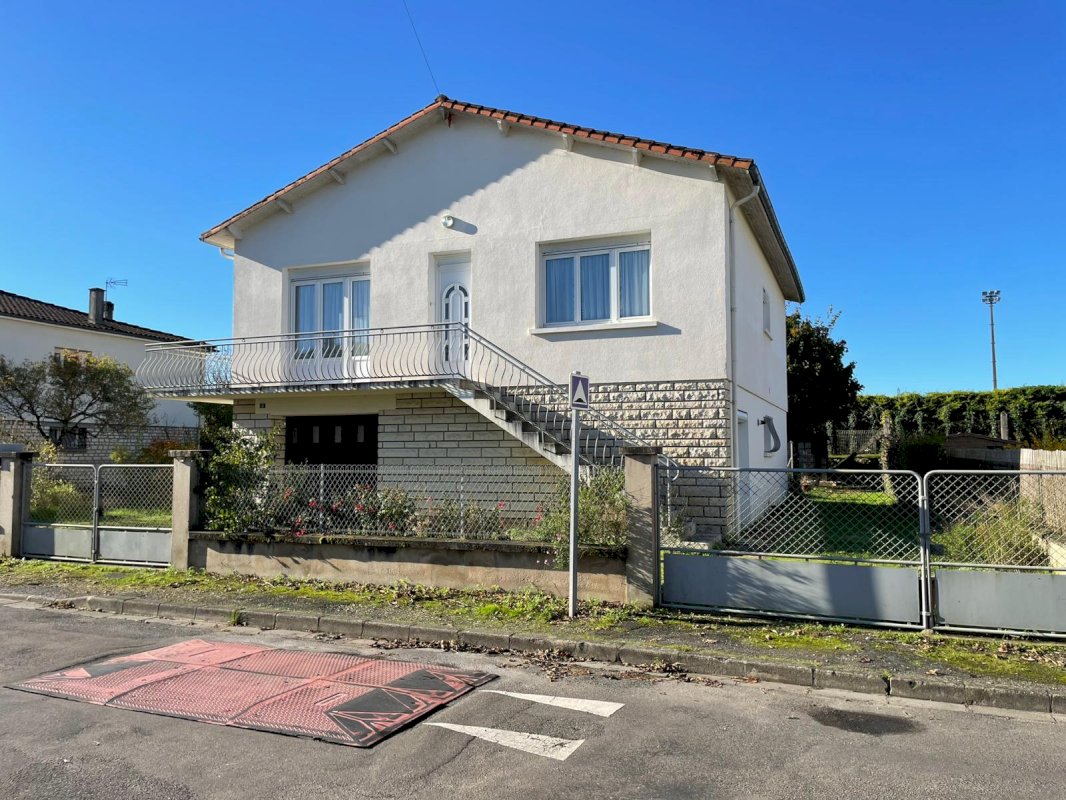 Maison lumineuse, 132 m² habitables, comprenant 7 pièces sur un terrain de 646 m² - Photo 1 - Ruffec