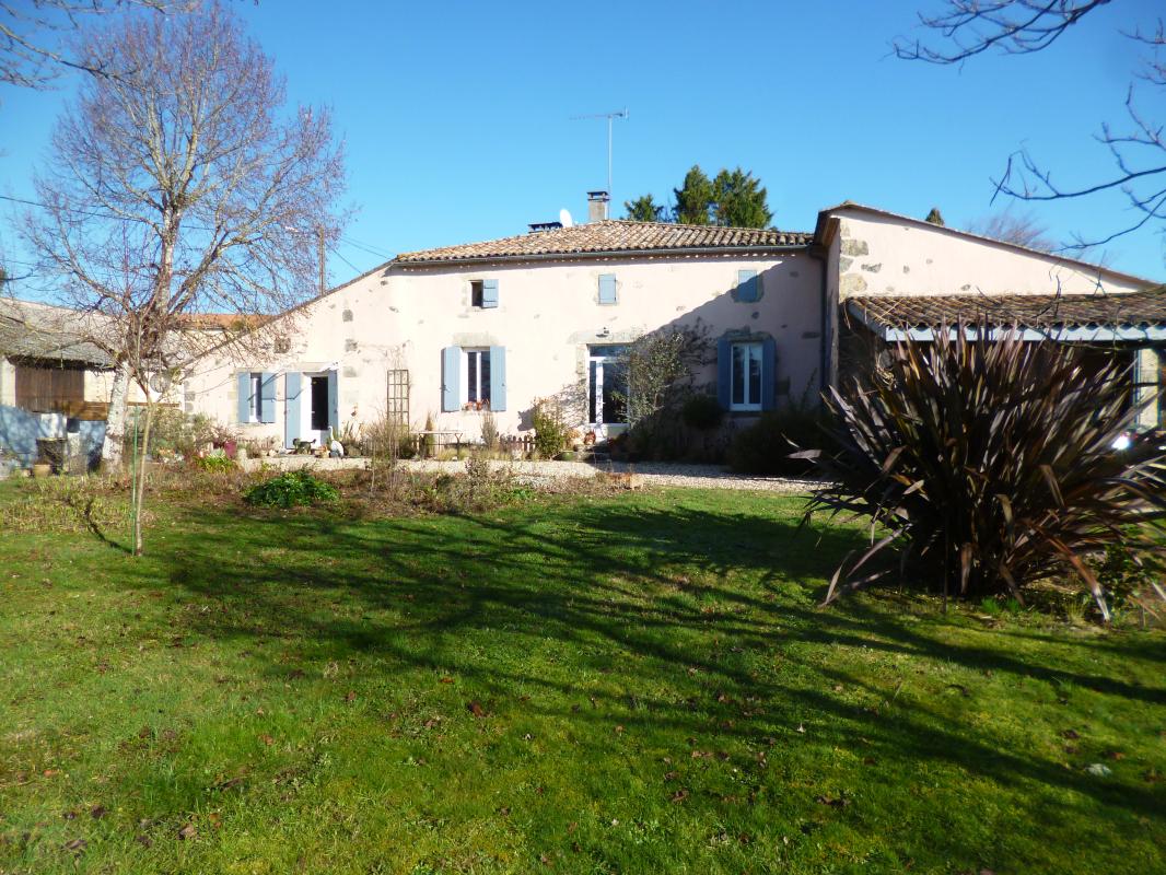 Maison de 240m², 4/5 chambres, dépendances, terrain de 2000m² - Photo 1 - arbis
