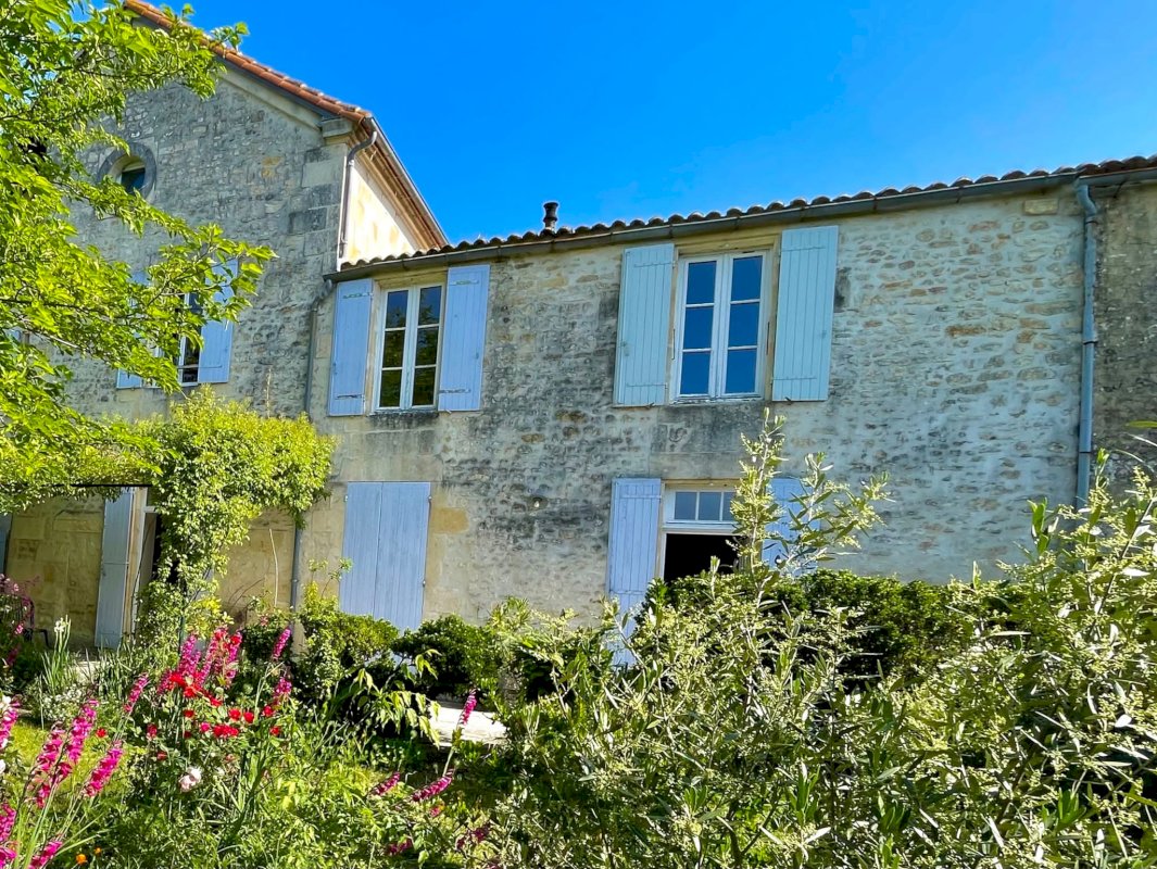 Le charme d'un jardin tranquille en pleine ville - Photo 1 - Gémozac