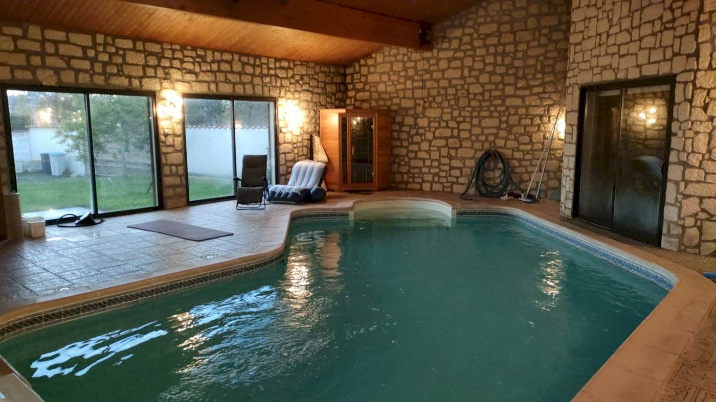 Maison avec piscine interieure - Photo 2 - Cours-de-Pile