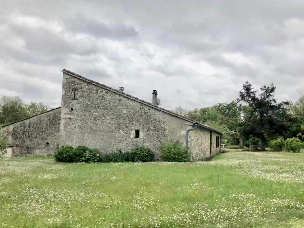 À vendre ancienne ferme - Photo 2 - Juillac