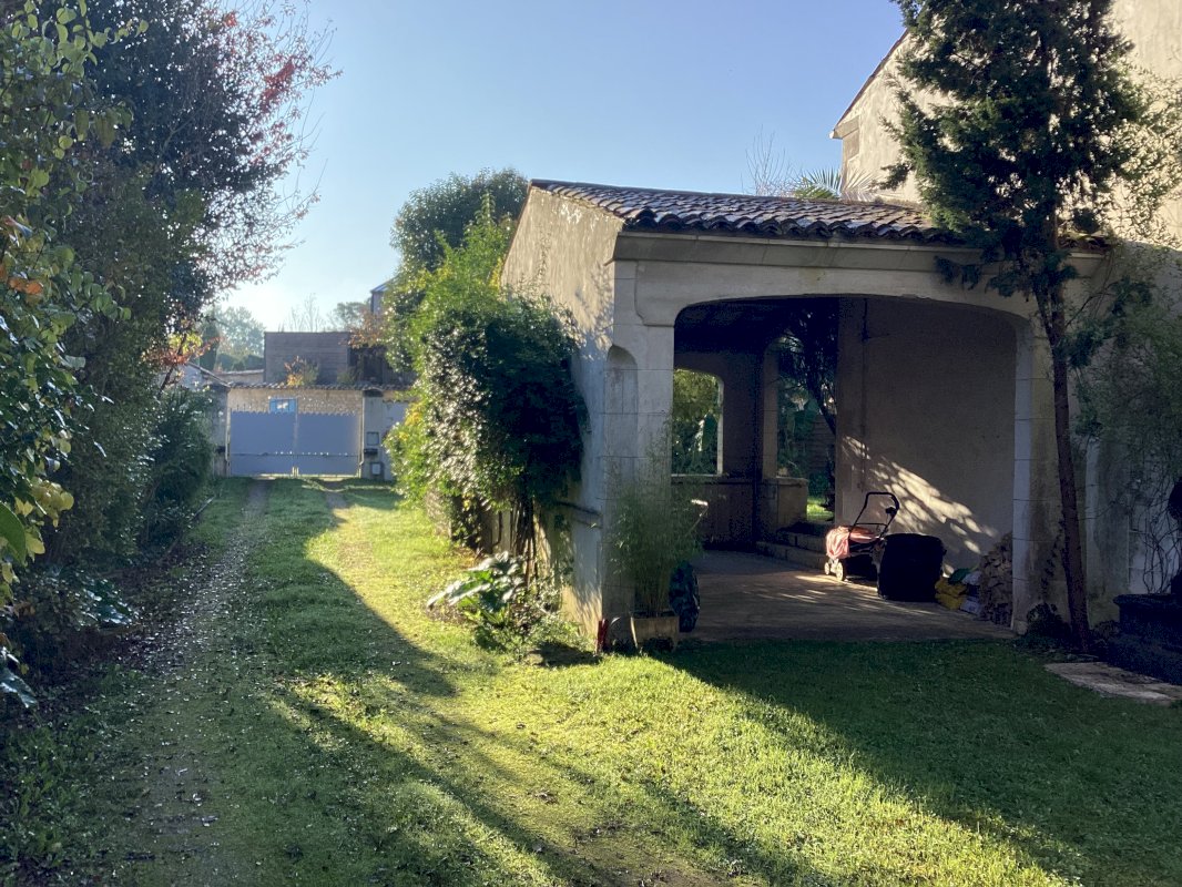 Maison centre ville 7 pièces + studio sur terrain 830 m² - Photo 2 - Jonzac