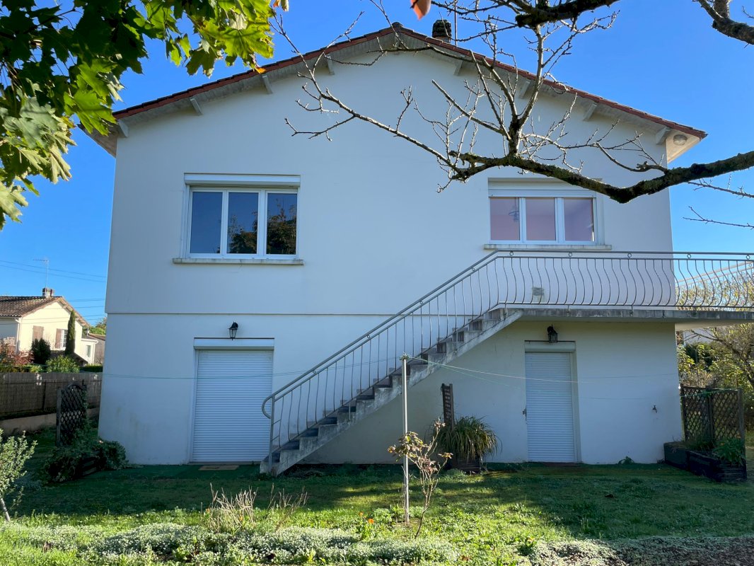 Maison lumineuse, 132 m² habitables, comprenant 7 pièces sur un terrain de 646 m² - Photo 2 - Ruffec