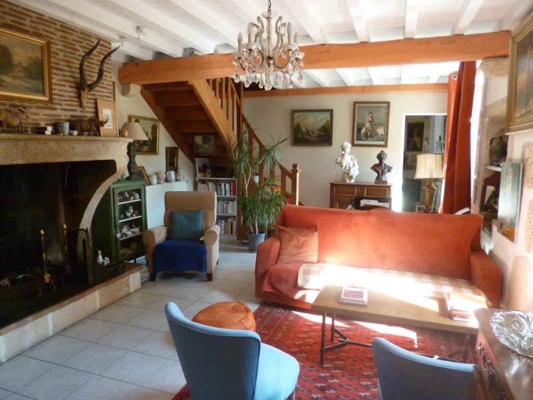 Maison de 240m², 4/5 chambres, dépendances, terrain de 2000m² - Photo 2 - arbis