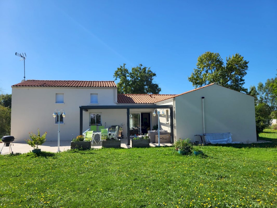 Maison 4 chambres + bureau, piscine et terrain arboré 2400 m², à 15 mn du centre de Saintes - Photo 2 - Thénac