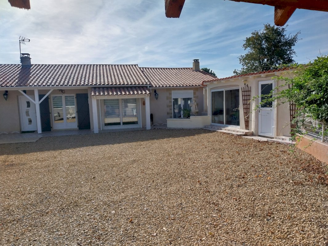 Pavillon avec piscine - Photo 2 - La Ferrière-Airoux