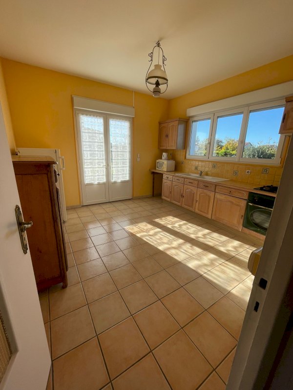 Maison lumineuse, 132 m² habitables, comprenant 7 pièces sur un terrain de 646 m² - Photo 3 - Ruffec