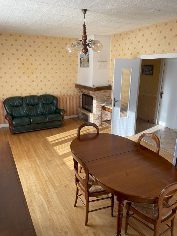 Maison lumineuse, 132 m² habitables, comprenant 7 pièces sur un terrain de 646 m² - Photo 4 - Ruffec