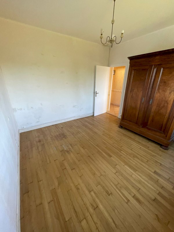 Maison lumineuse, 132 m² habitables, comprenant 7 pièces sur un terrain de 646 m² - Photo 5 - Ruffec