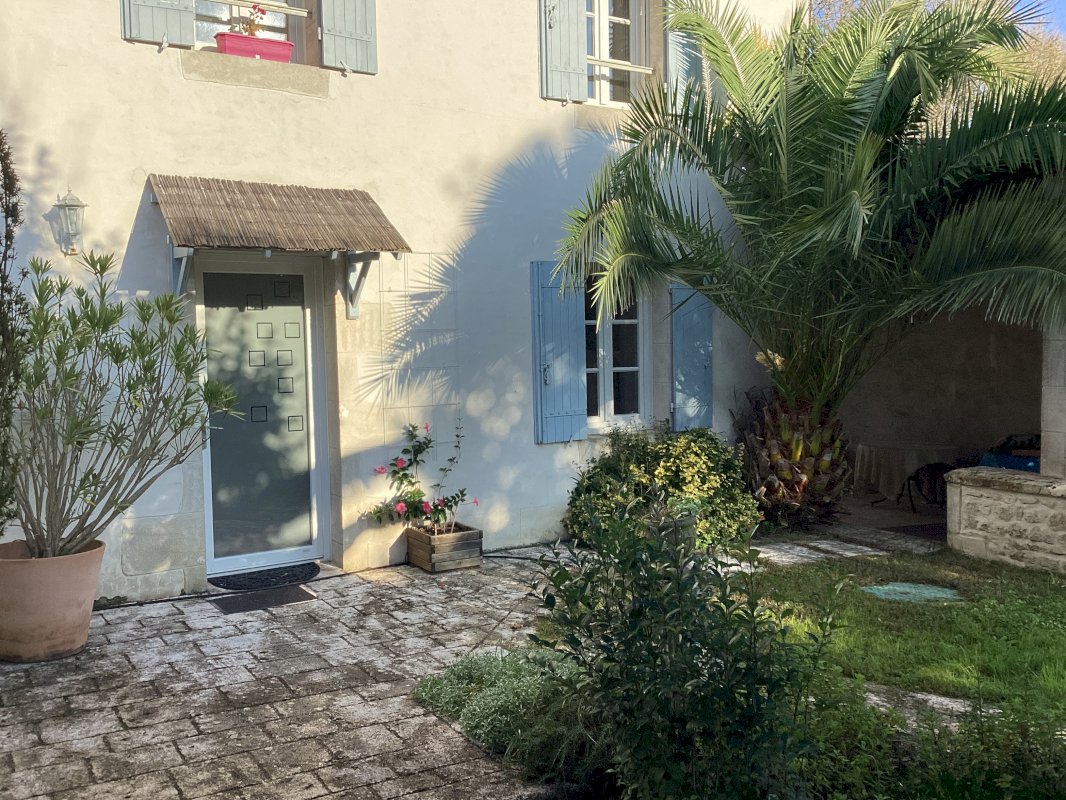Maison centre ville 7 pièces + studio sur terrain 830 m² - Photo 6 - Jonzac