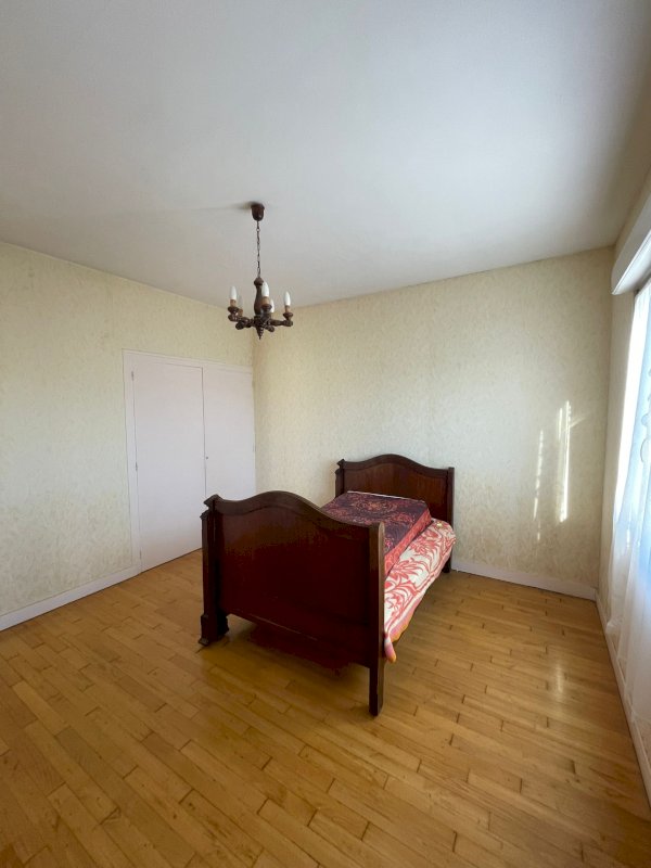 Maison lumineuse, 132 m² habitables, comprenant 7 pièces sur un terrain de 646 m² - Photo 6 - Ruffec
