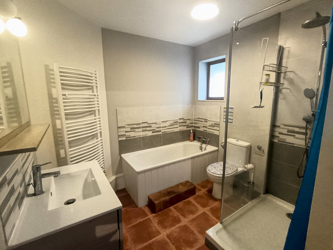 Maison en pierre 168 m² - Photo 7 - Villefranche-de-Lonchat