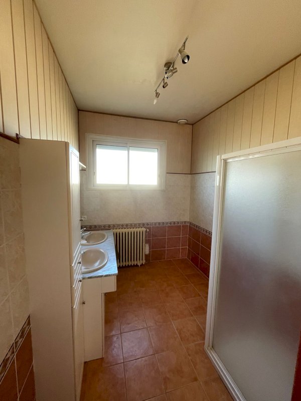 Maison lumineuse, 132 m² habitables, comprenant 7 pièces sur un terrain de 646 m² - Photo 7 - Ruffec