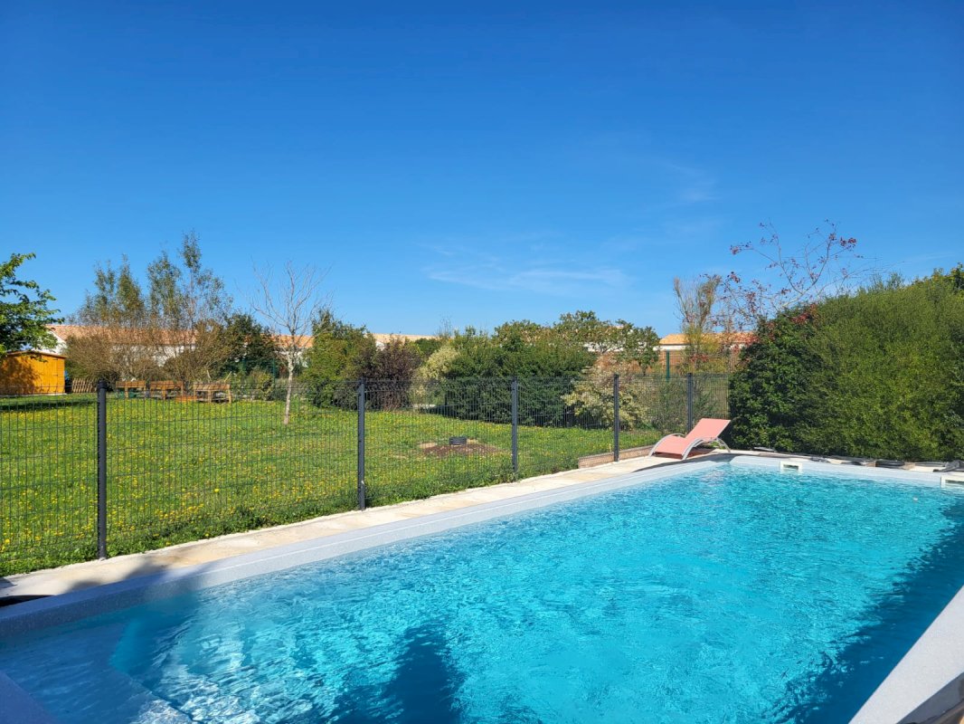 Maison 4 chambres + bureau, piscine et terrain arboré 2400 m², à 15 mn du centre de Saintes - Photo 7 - Thénac