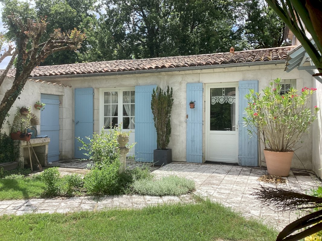 Maison centre ville 7 pièces + studio sur terrain 830 m² - Photo 8 - Jonzac