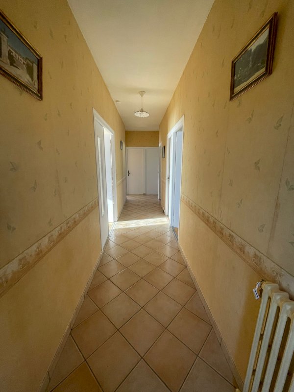 Maison lumineuse, 132 m² habitables, comprenant 7 pièces sur un terrain de 646 m² - Photo 8 - Ruffec