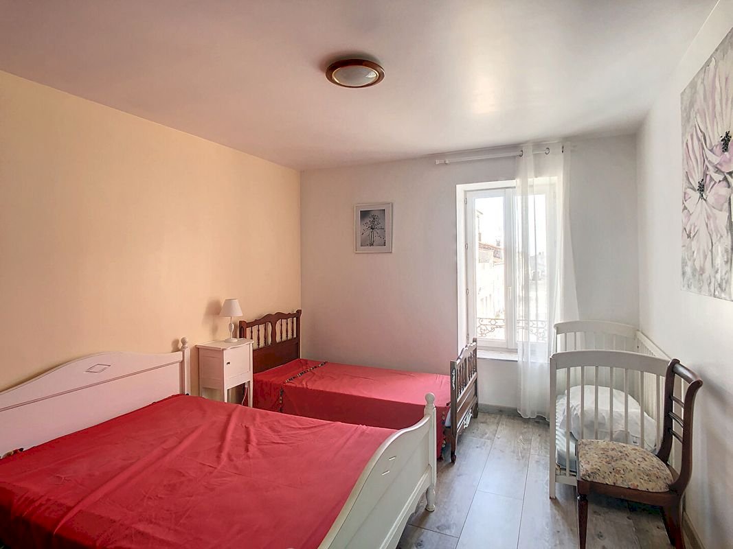 Maison de village 4 chambres, aucun travaux à prévoir - Photo 8 - L'Éguille