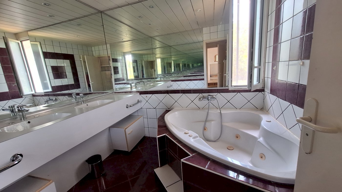 Pompignac, Gironde : maison de 264 m² + annexes, 11 pièces, terrain 1 681 m² - Photo 9 - Pompignac